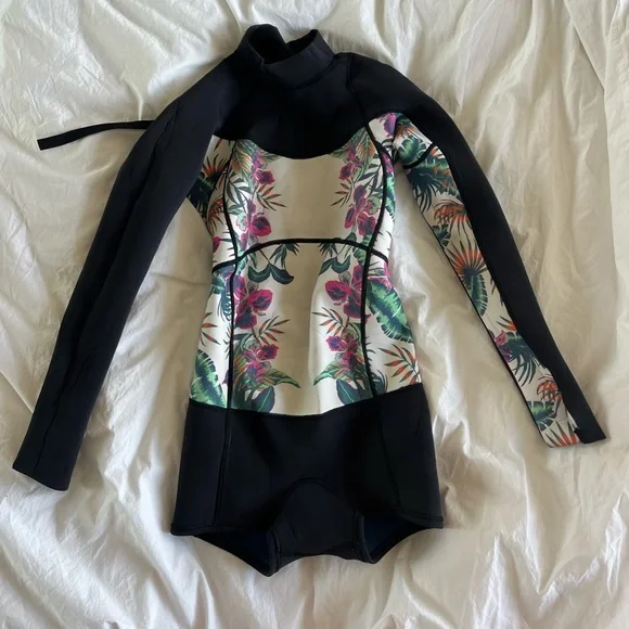 Roxy Wetsuit - size 6 - Picture 1 of 6
